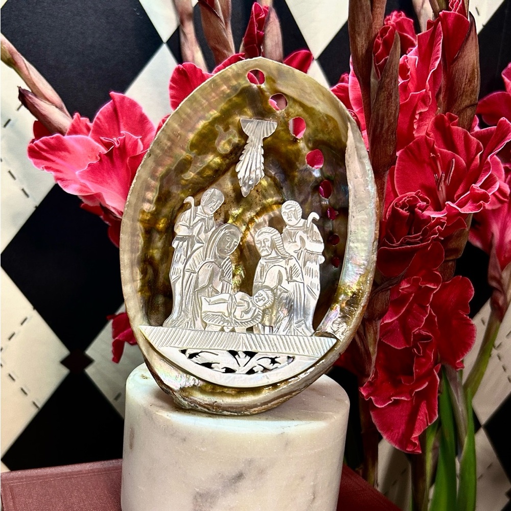 Mother-of-Pearl Nativity Scene Shell – Hand-Carved Sacred Elegance| Abalone - Picture 14 of 16